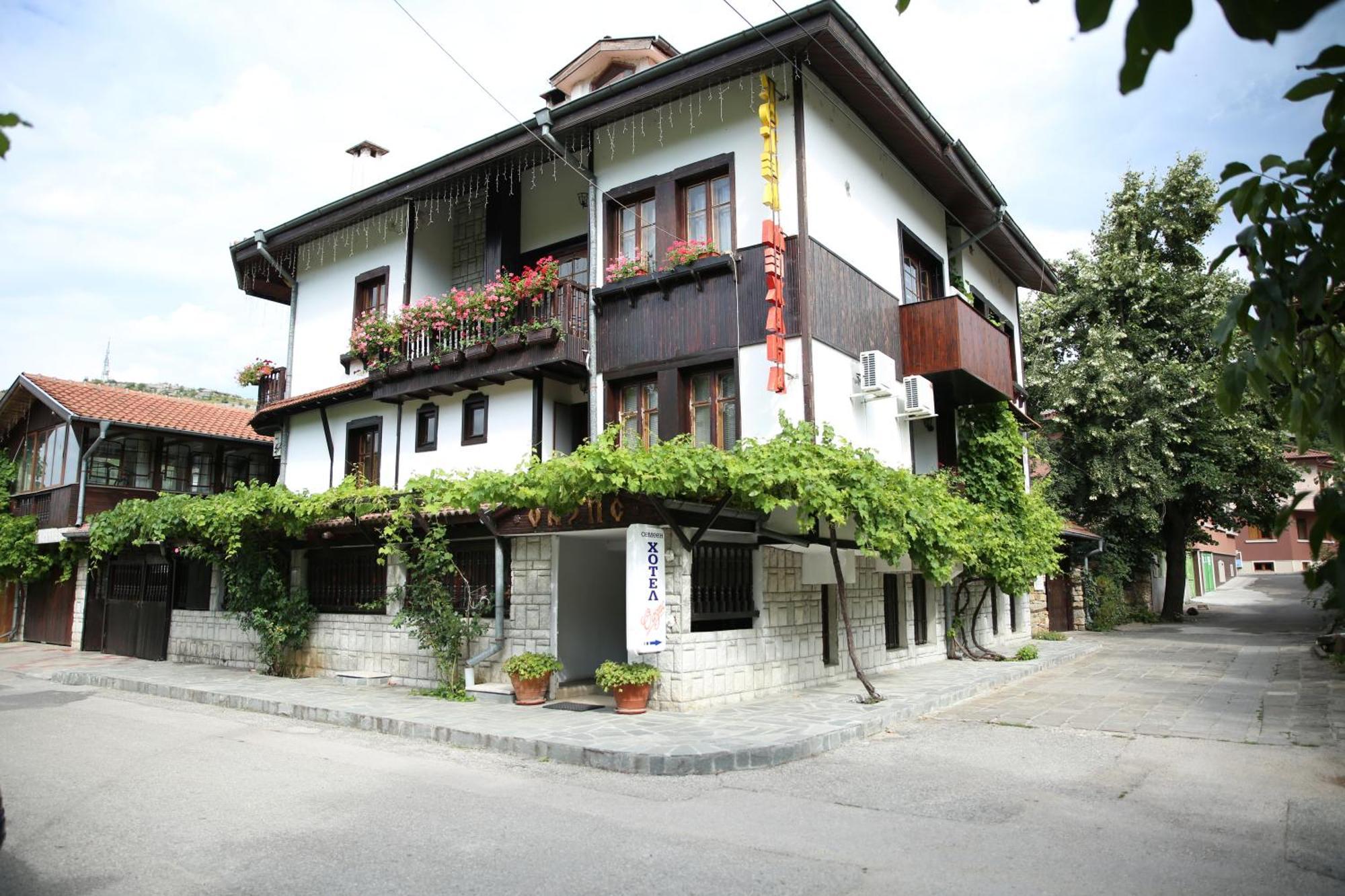 Oazis Family Hotel Lovech Exteriör bild