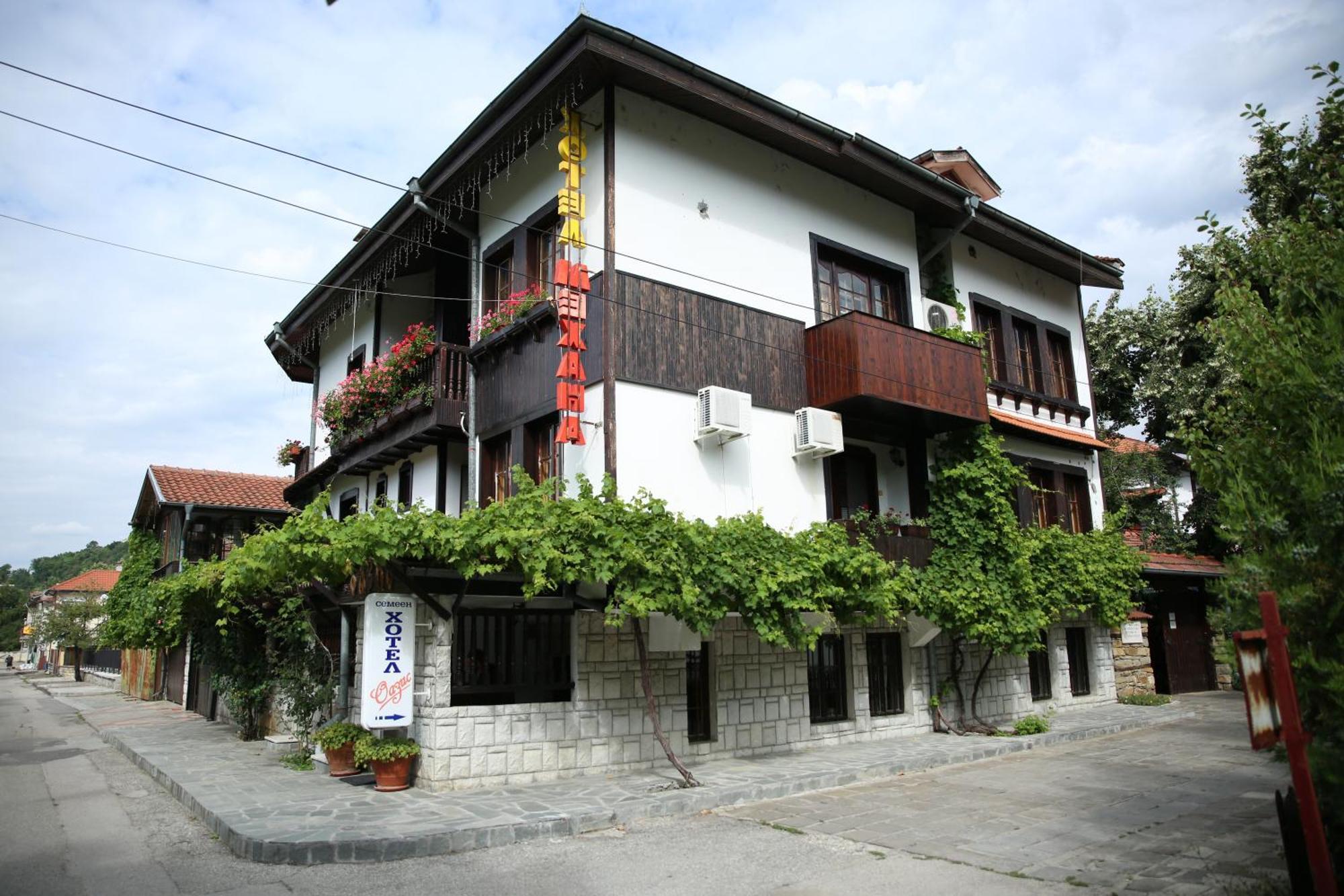 Oazis Family Hotel Lovech Exteriör bild