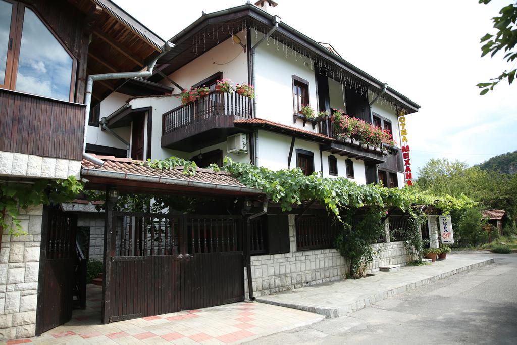 Oazis Family Hotel Lovech Exteriör bild