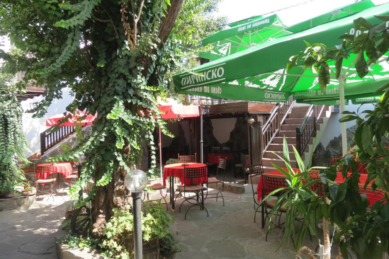 Oazis Family Hotel Lovech Exteriör bild