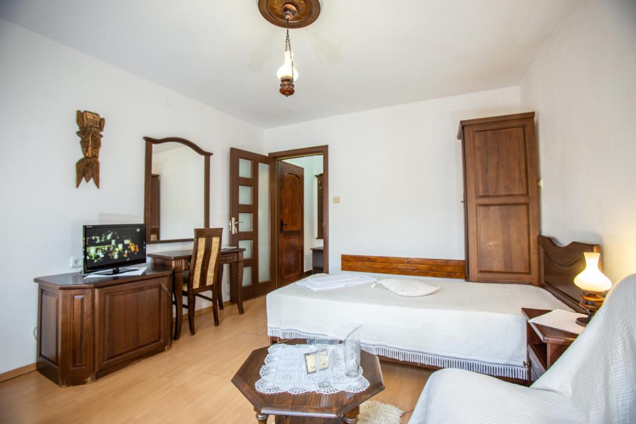 Oazis Family Hotel Lovech Exteriör bild