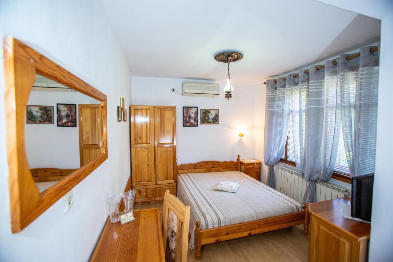 Oazis Family Hotel Lovech Exteriör bild